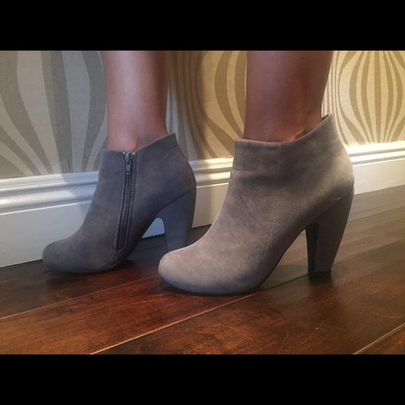 New faux suede round toe low chunky heel bootie - Picture 4 of 4