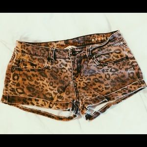 SALE✨Billabong leopard/cheetah shorts