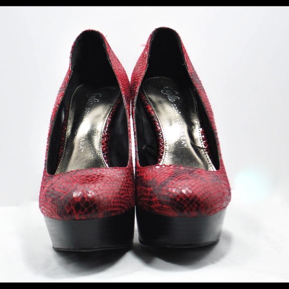 sofia vergara Shoes - Sofia Vergara red and black snake skin stilettos