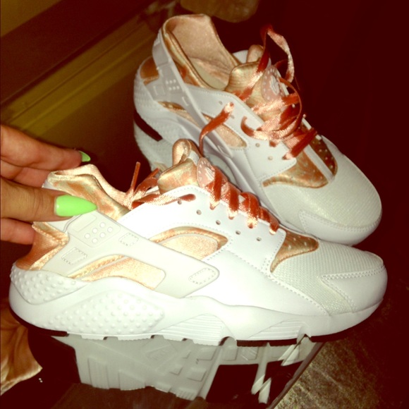 ❌SOLD❌White/White/Peach 2016 Huarache