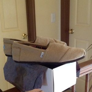 Toms burlap natural color shoes size 10.5.