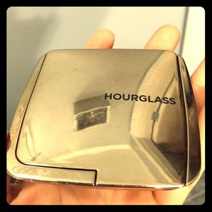 Hourglass Bronzer - Radiant Ambient Light