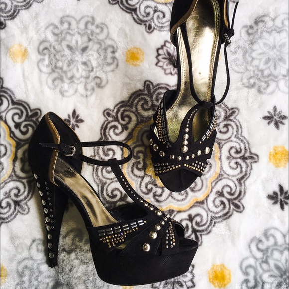 Super cute bedazzled peeptoe heels 💥