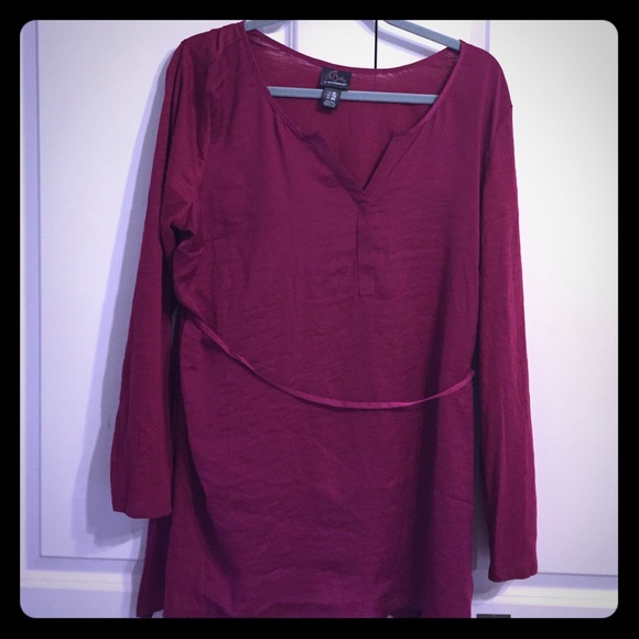 ✅SOLD✅NWT Maternity magenta blouse