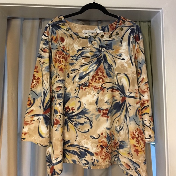 Floral three quarter length tee shirt.