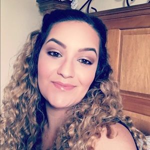 Meet your Posher, Claudia