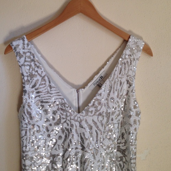 🌟$10 SALE🌟Silver & White V-neck Mini Dress