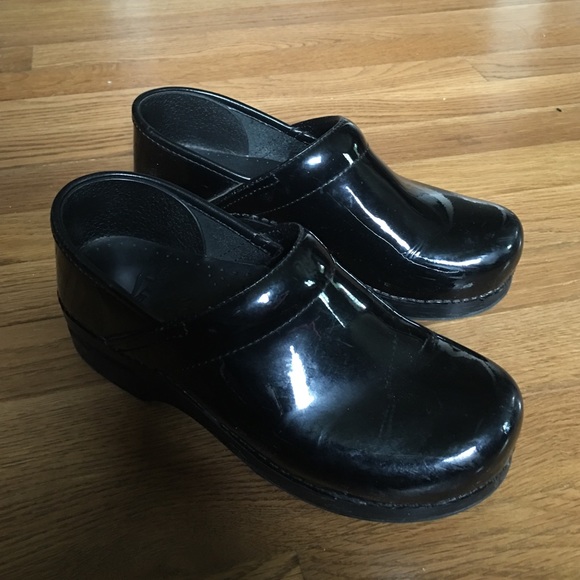 BLACK Patent leather Dansko