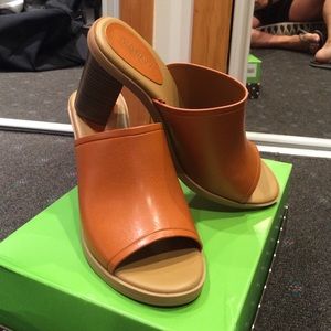Slip on block heel sandals. Camel color.
