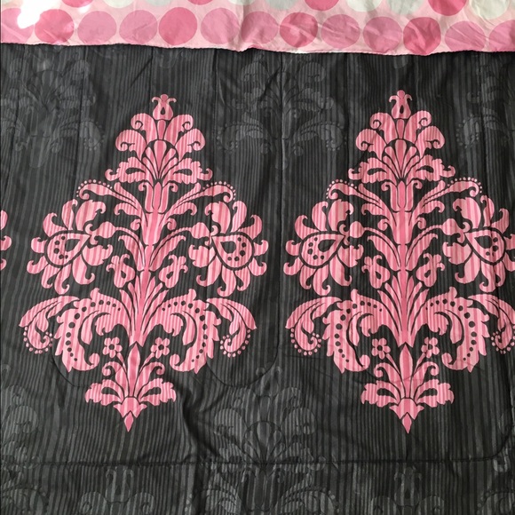 Comforter with Decorative Pillows