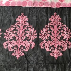 Comforter with Decorative Pillows