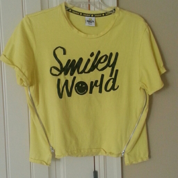 💥SOLD💥 NWOT Smiley World Tee