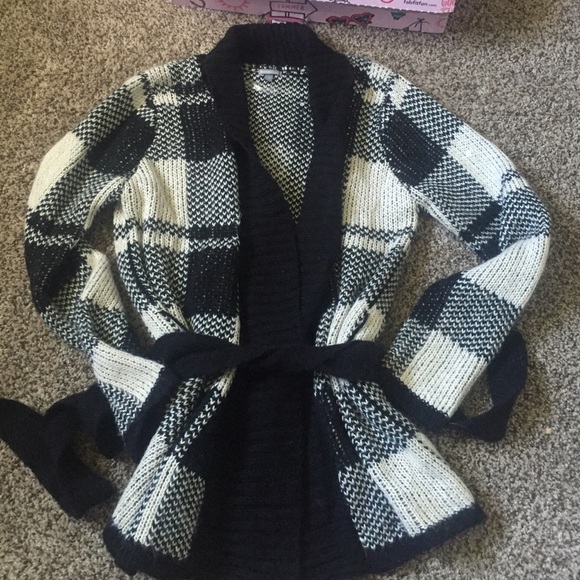 ❗️LOWEST PRICE❗️Black and white plaid sweater