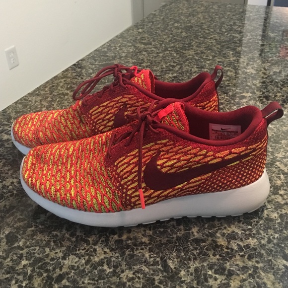 Nike Roshe Flyknit women's! Excellent condition.