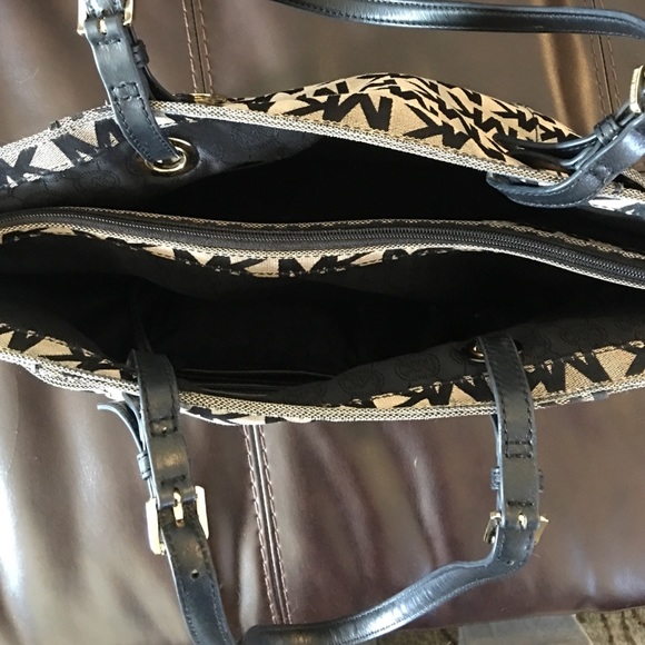 Michael Kors tote in great condition! - Picture 3 of 4