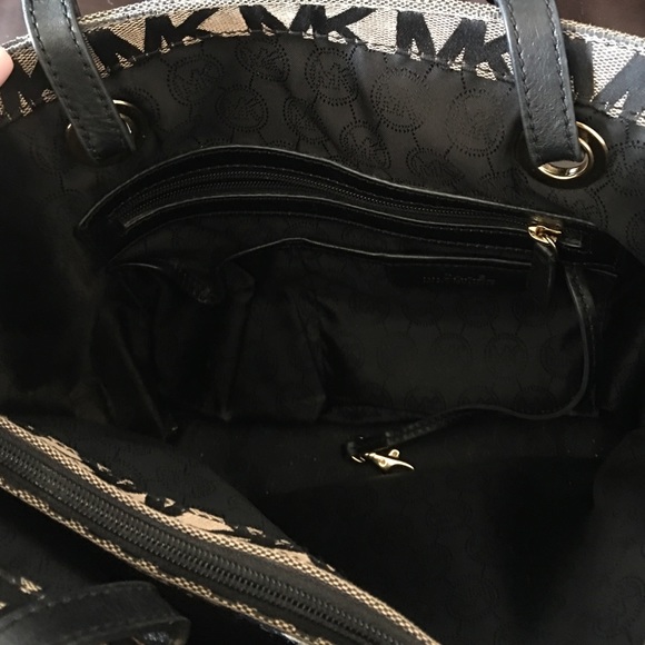 Michael Kors tote in great condition! - Picture 4 of 4