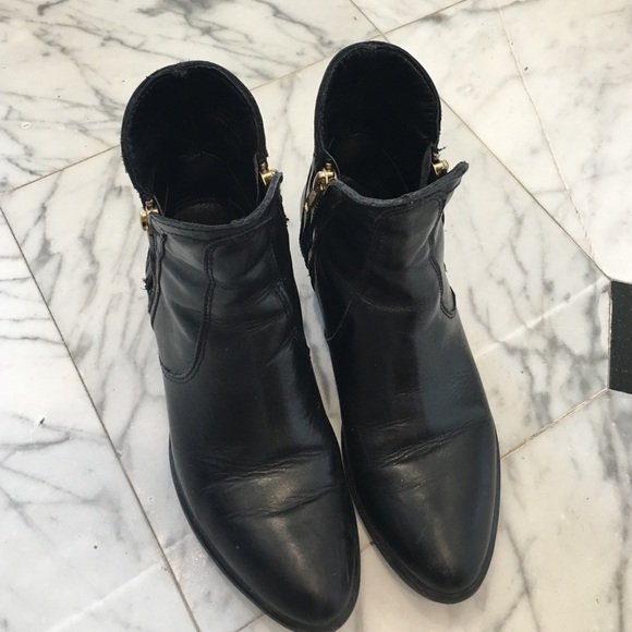 Steve Madden black leather bootie 5.5