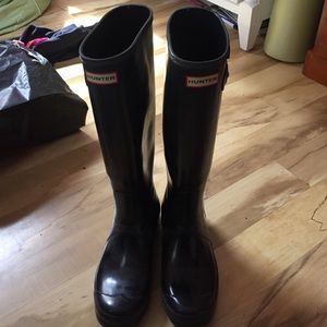 Black used hunter boots