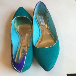 Jennifer Lopez Green Faux Suede Flats.
