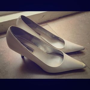 Steve Madden White pumps