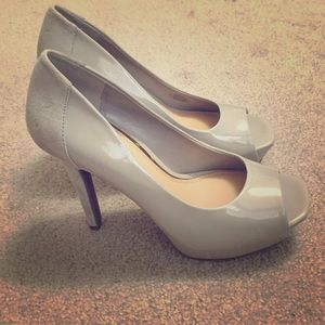 Women's Jessica Simpson Size 7 1/2 Light Grey Pump