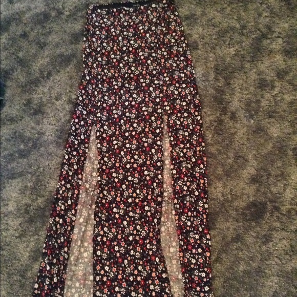 Very pretty floral maxi skirt with splits!
