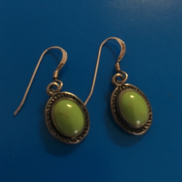 Green stone, stamped silver earrings - Picture 2 of 3