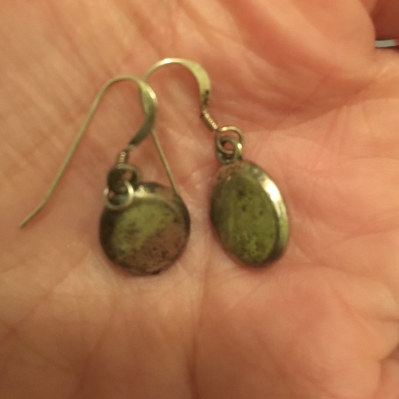 Green stone, stamped silver earrings - Picture 3 of 3