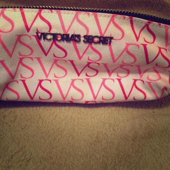 A purse very cute never used and also pretty