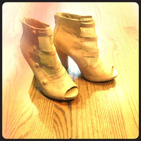 Funky, modern shoes. Size 6 1/2