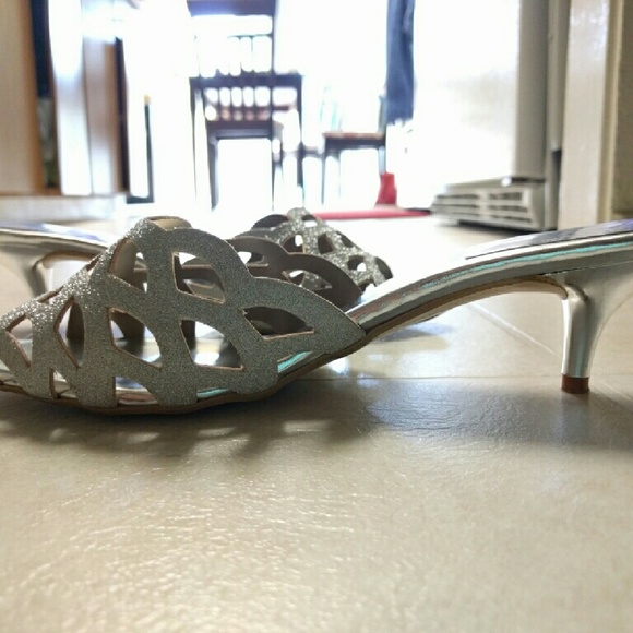 Silver heels - Picture 2 of 3