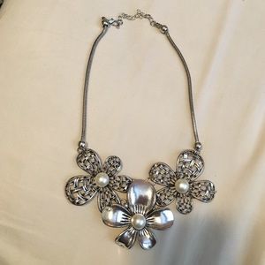 Adorable flower necklace