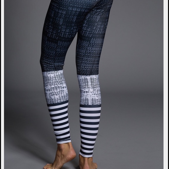 Onzie Graphic Leggings/Yoga Pants - Picture 2 of 4