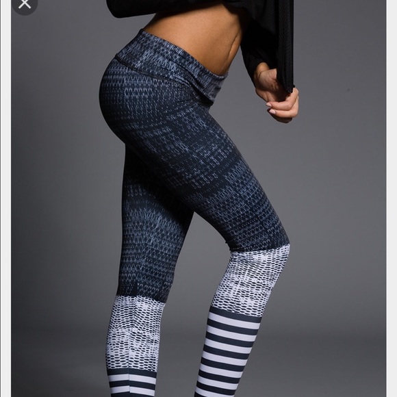 Onzie Graphic Leggings/Yoga Pants - Picture 3 of 4