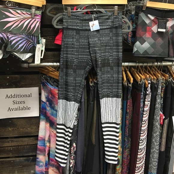 Onzie Graphic Leggings/Yoga Pants - Picture 4 of 4