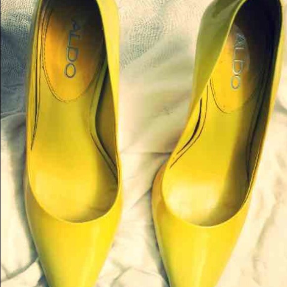 Ombré yellow pumps