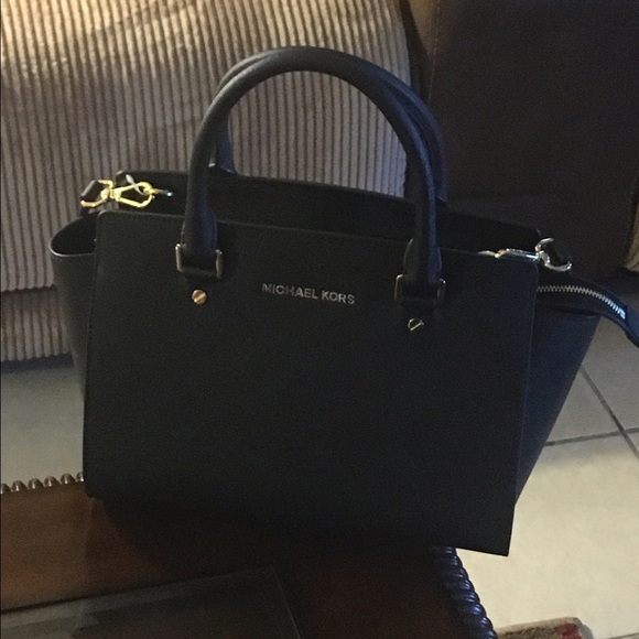 Michael Kors Handbags - Black Selma bag
