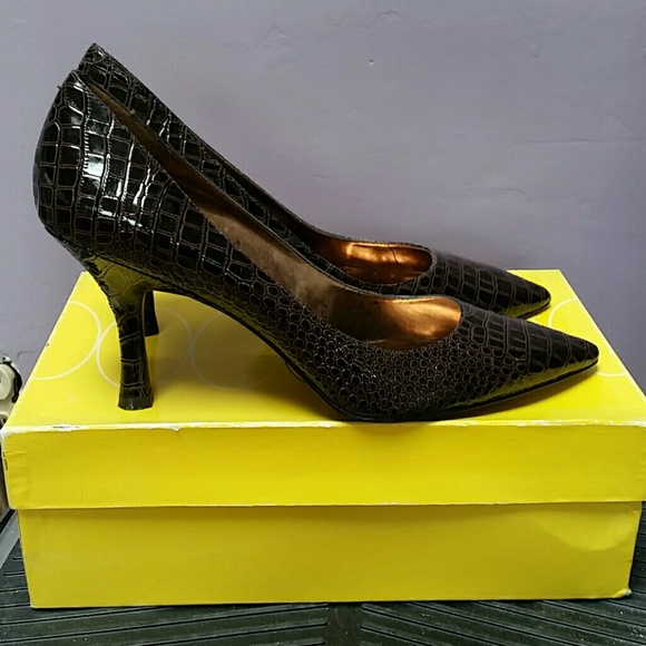 Brown faux alligator pumps - Picture 3 of 4