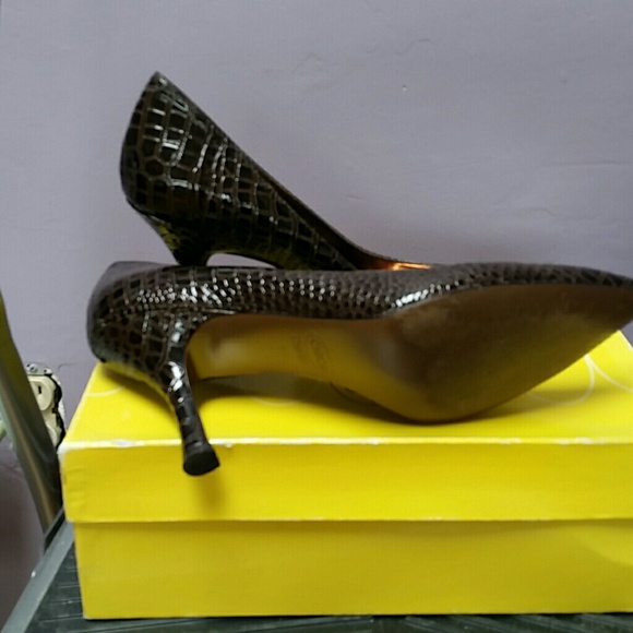Brown faux alligator pumps - Picture 4 of 4