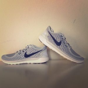 Nike Free 5.0 "pure platinum" size 8.5 (26.5cm)