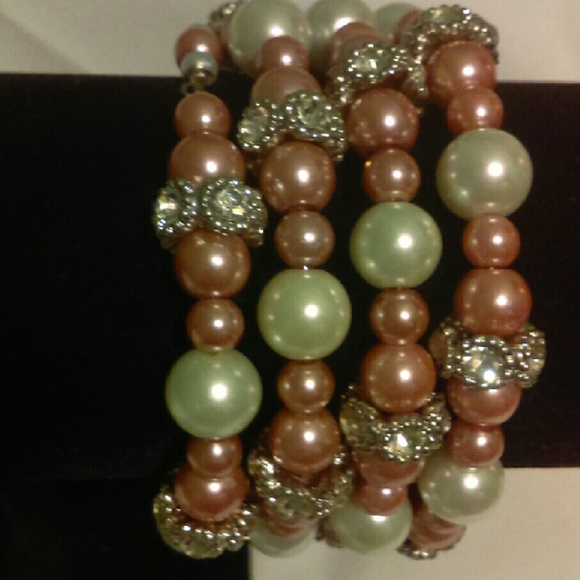 Handmade  Pink/White Pearl Memory Wire Bracelet - Picture 2 of 4