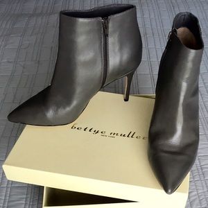 Bettye Muller Grayson boots. Size 11. Like new!!!
