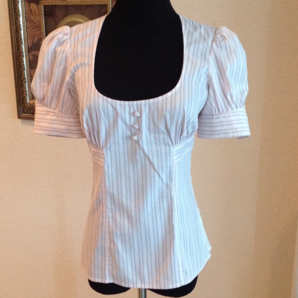 Adorably sweet Guess top - Picture 2 of 3