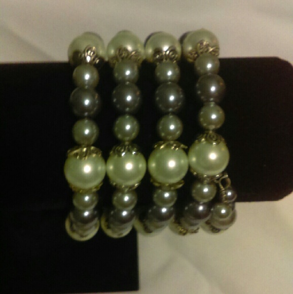Handmade Grey/White Pearl Memory Wire Bracelet - Picture 2 of 4