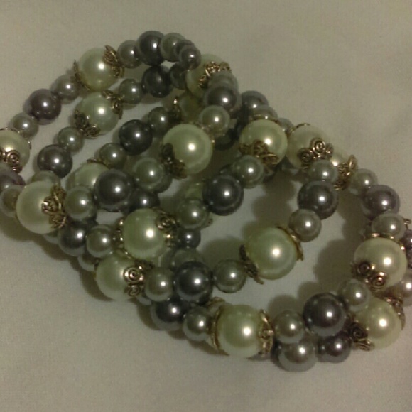 Handmade Grey/White Pearl Memory Wire Bracelet - Picture 3 of 4