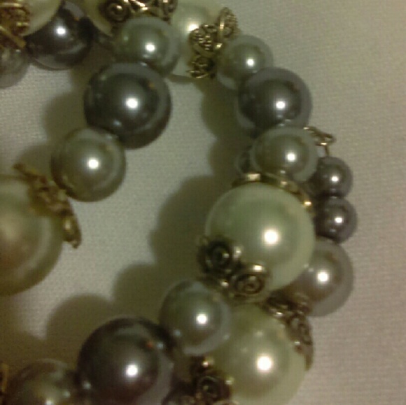 Handmade Grey/White Pearl Memory Wire Bracelet - Picture 4 of 4