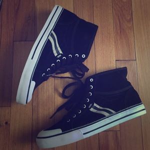 Vans Wellesley Hi Tops in Black
