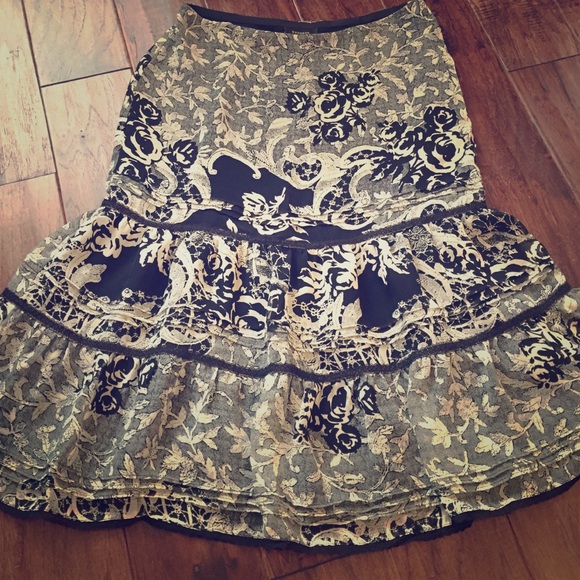 Express skirt in black/ off white floral pattern