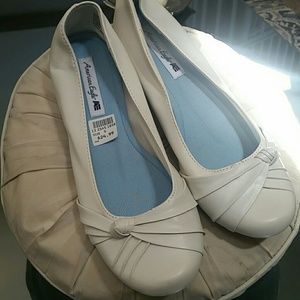 NWOT AMERICAN EAGLE WHITE FLATS re-posh
