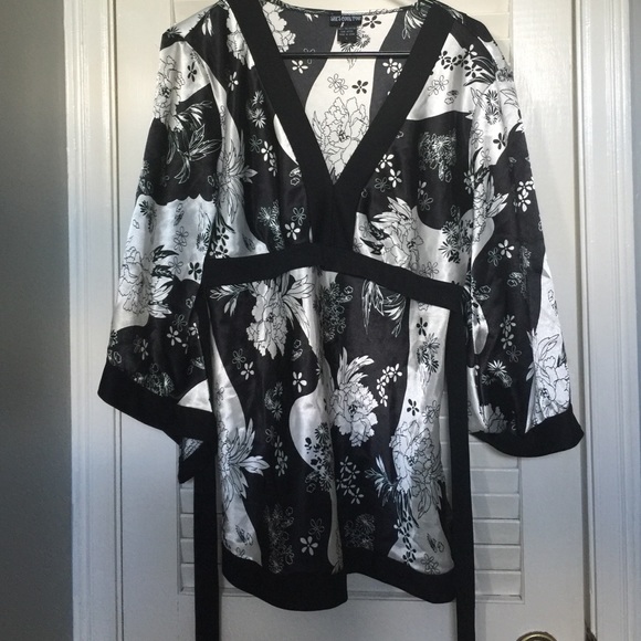Gorgeous blouse - ties in back! - Picture 1 of 2